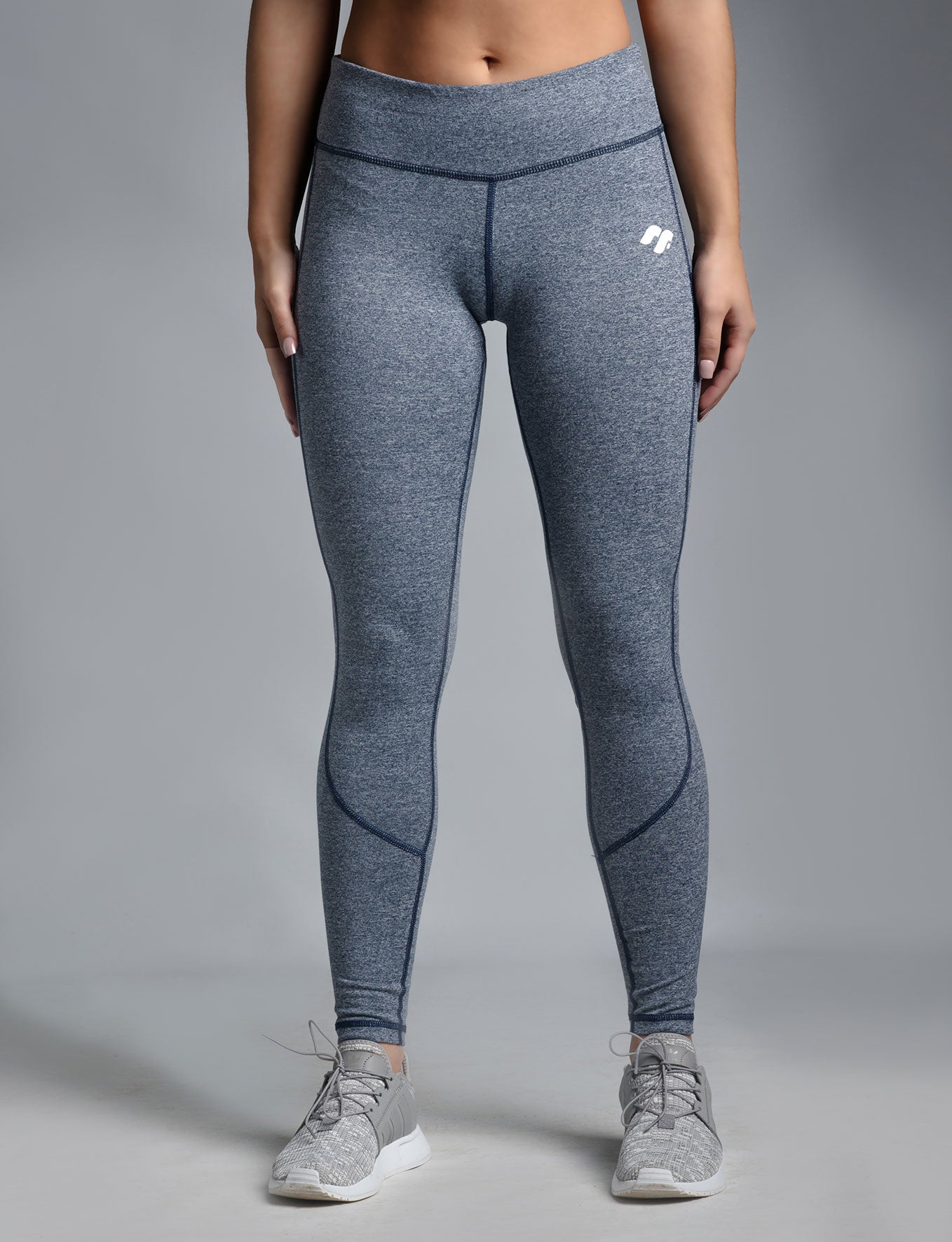 Ankle-length and high-waisted leggings without side seams for a